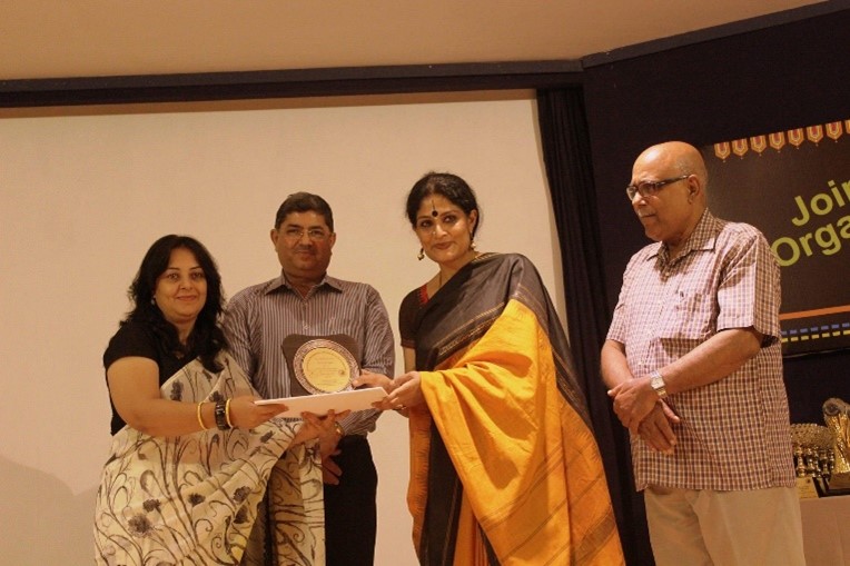 Dr. Chetna Sabharwal receiving recognition